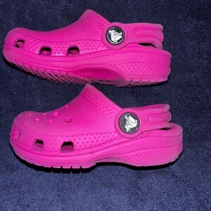 Sandalias crocs para niñas comodas color fucsia zize 6c